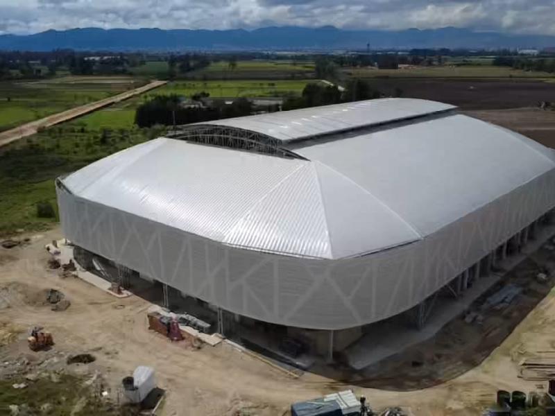 Vista del coliseo con diseño futurista en metal en construcción