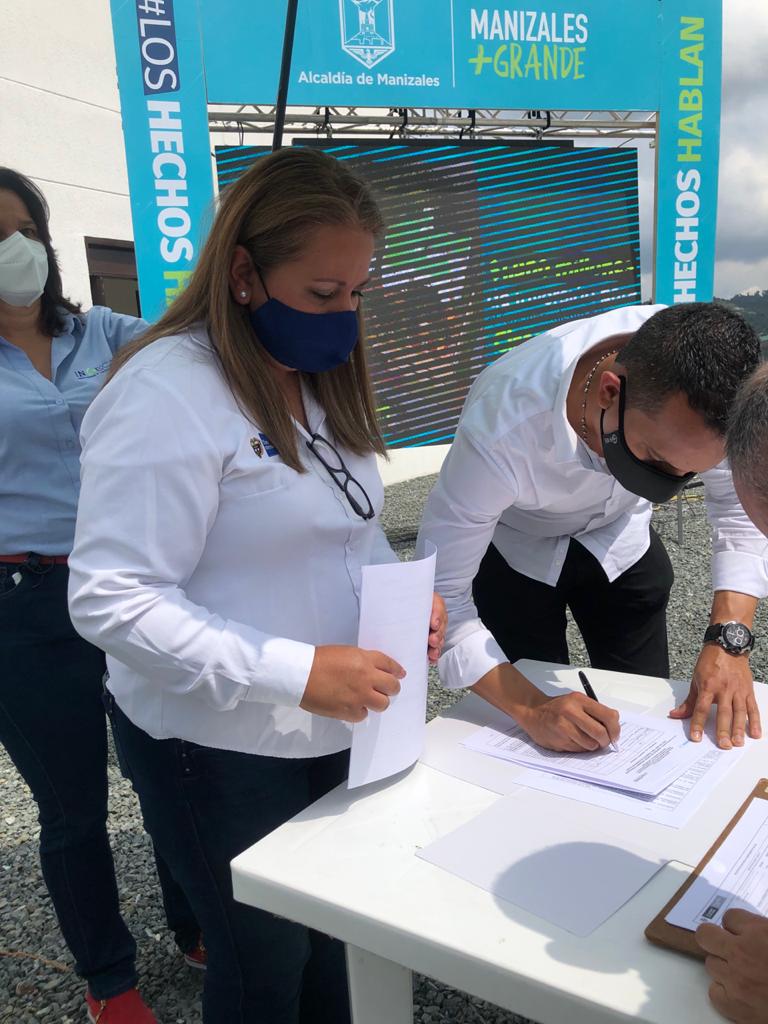 Personas firmando un acuerdo