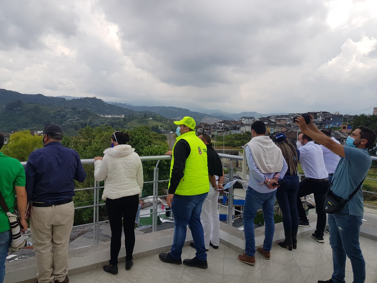 Personas durante la inaguración visitando las instalaciones