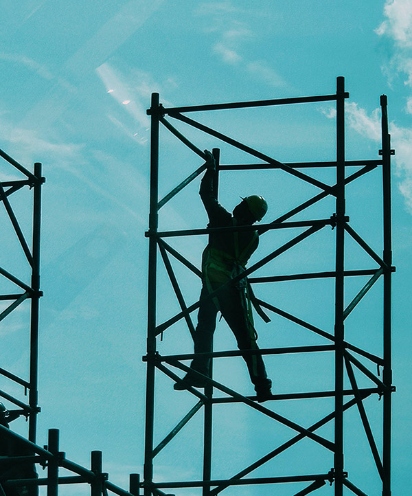 Constructor en un andamio.