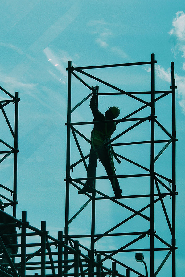 Constructor en un andamio.