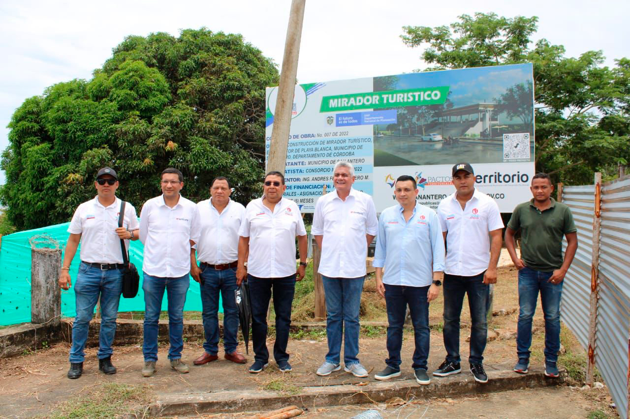 Funcionarios locales y de ENterritorio en el campo.