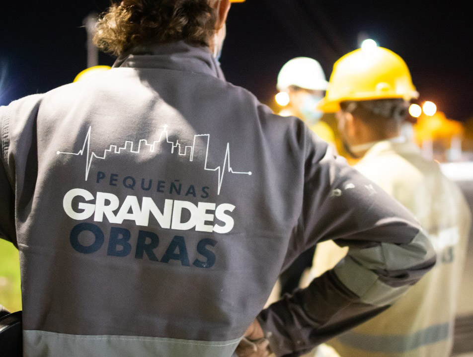 Cuadrilla en la zona de trabajo sobre la vía