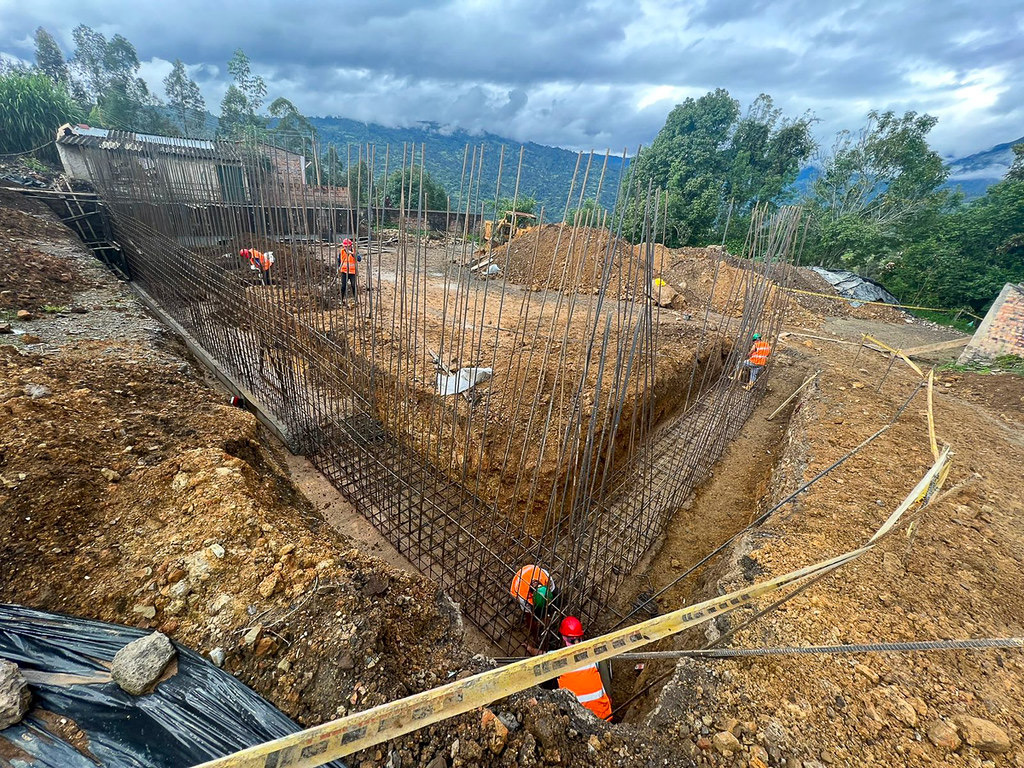 Obreros fundando una obra.