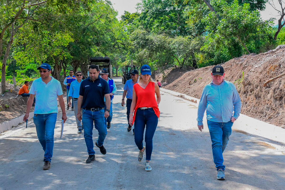 Equipo de ENTerritorio recorriendo una nueva vía.