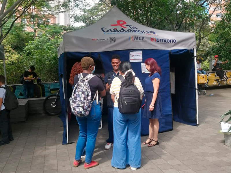 Stand de ENTerritorio "Te cuidamos" en las calles de Medellín.