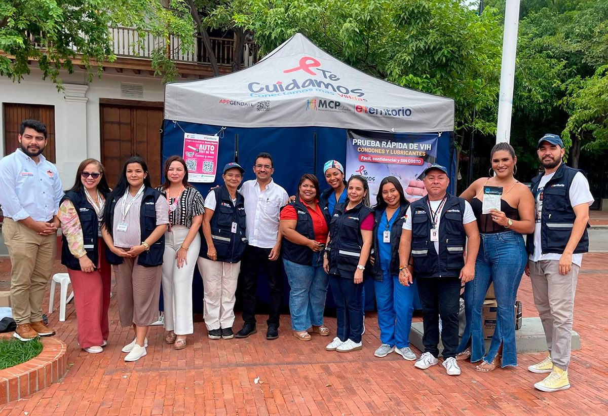 Equipo de la entidad bajo uin toldo en la ciudad.