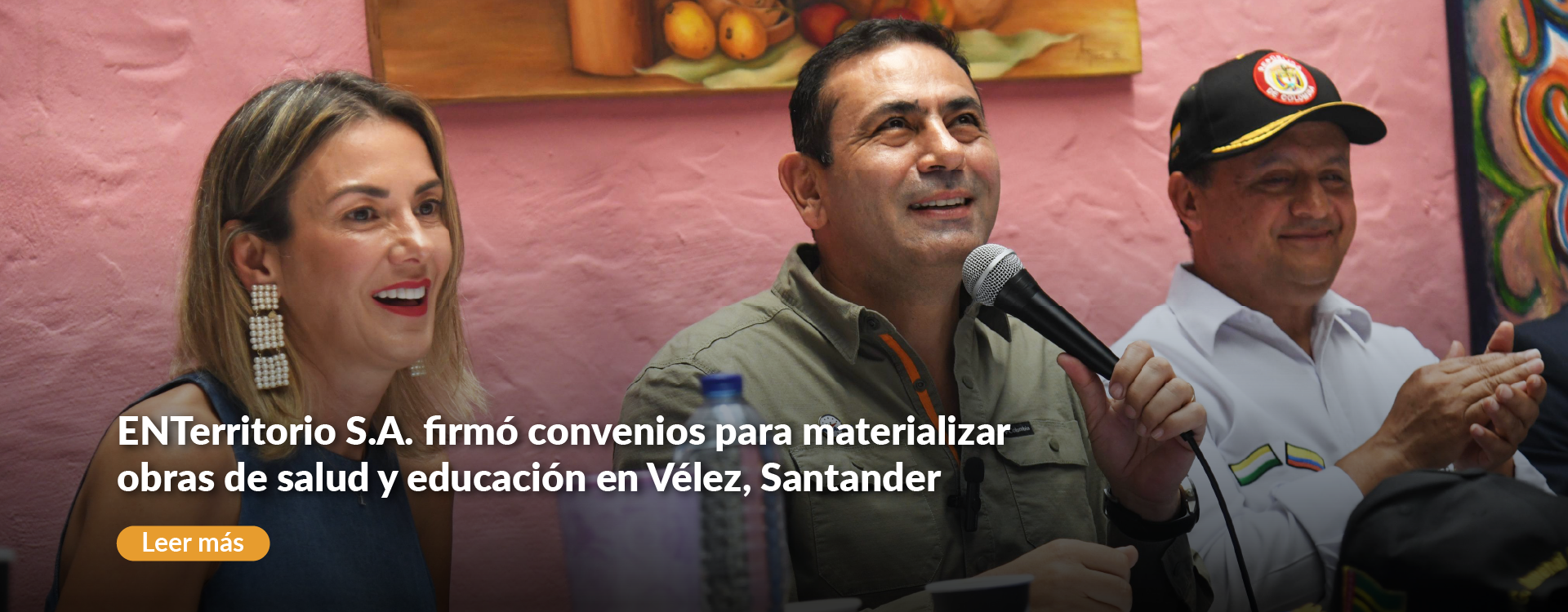 Vélez, Santander firma convenios