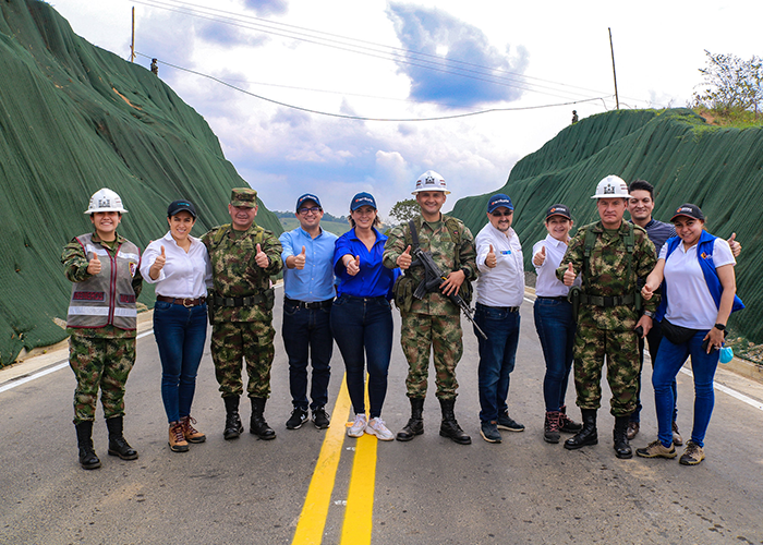 Gerente y funcionarios de ENTerritorio con algunos soldados.