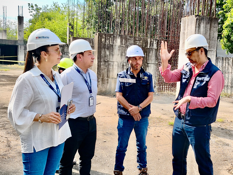 Funcionarios de ET conversando en el lugar de la obra.