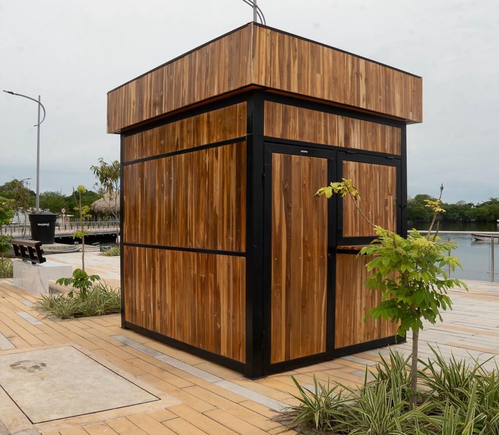 Caseta para venta en la calle integrada al diseño del Malecón.