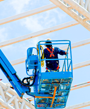 Trabajador en una grua de interiores