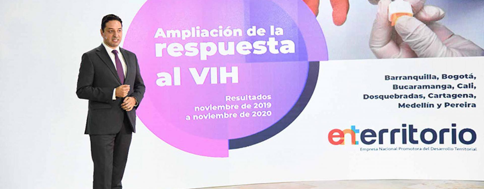 Imagen de una persona en la presentación de los resultados.