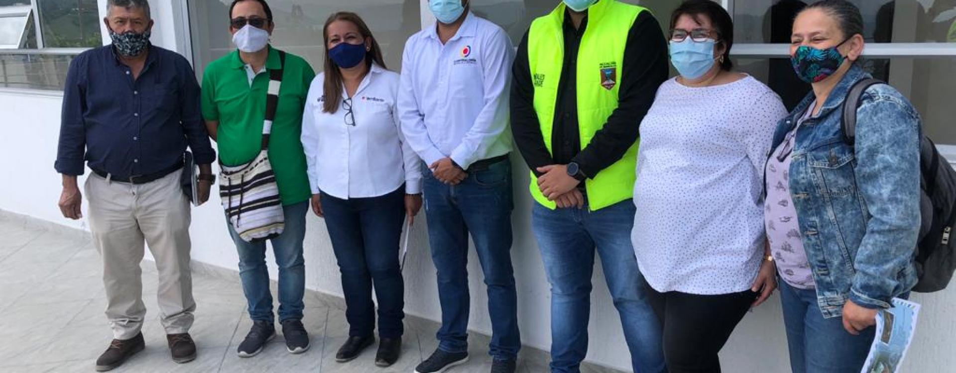 Grupo de personas en la inaguración