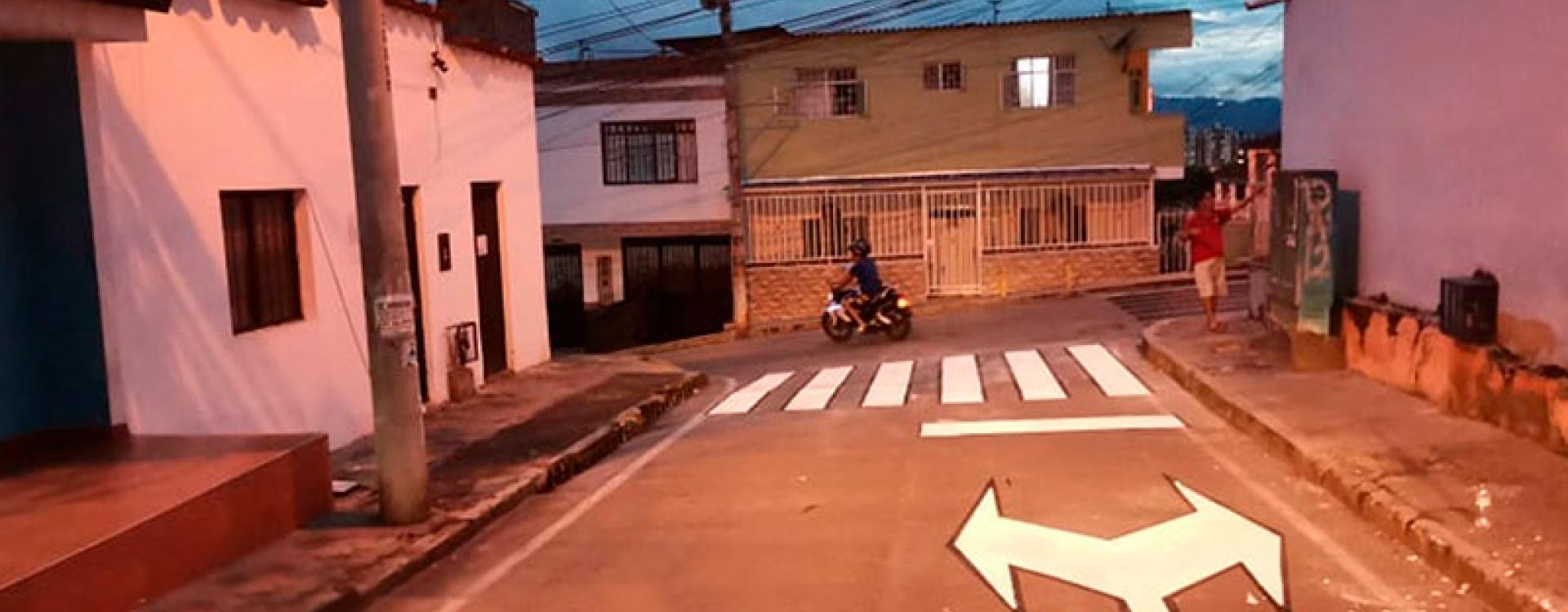 Imagen de una intersección vial con zebra e indicaciones de giro