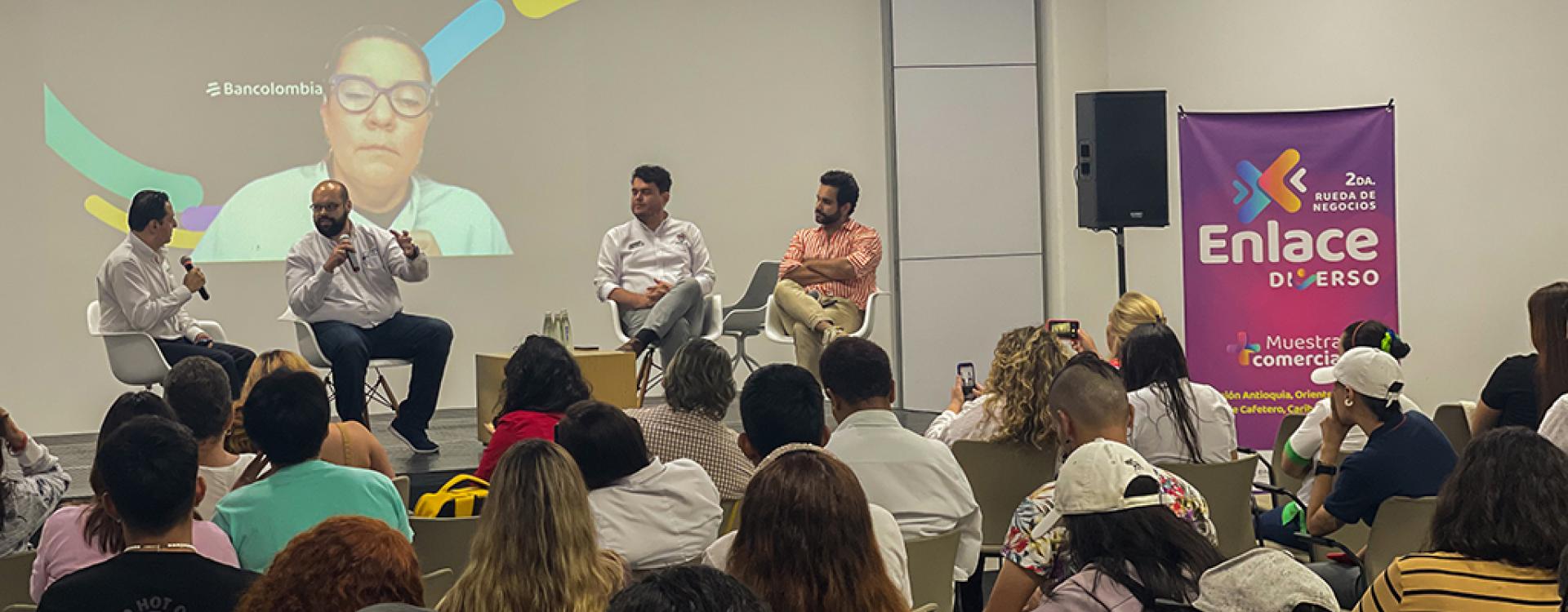 Participantes en un panel de expertos.