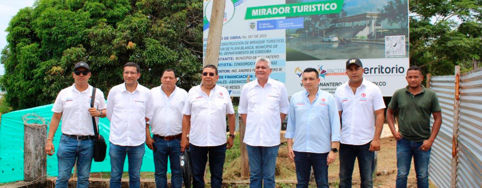 Funcionarios locales y de ENterritorio en el campo.