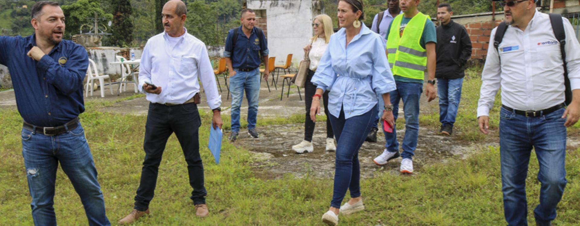 Inspección del terreno, punto de partida para obra en Amagá, Antioquia