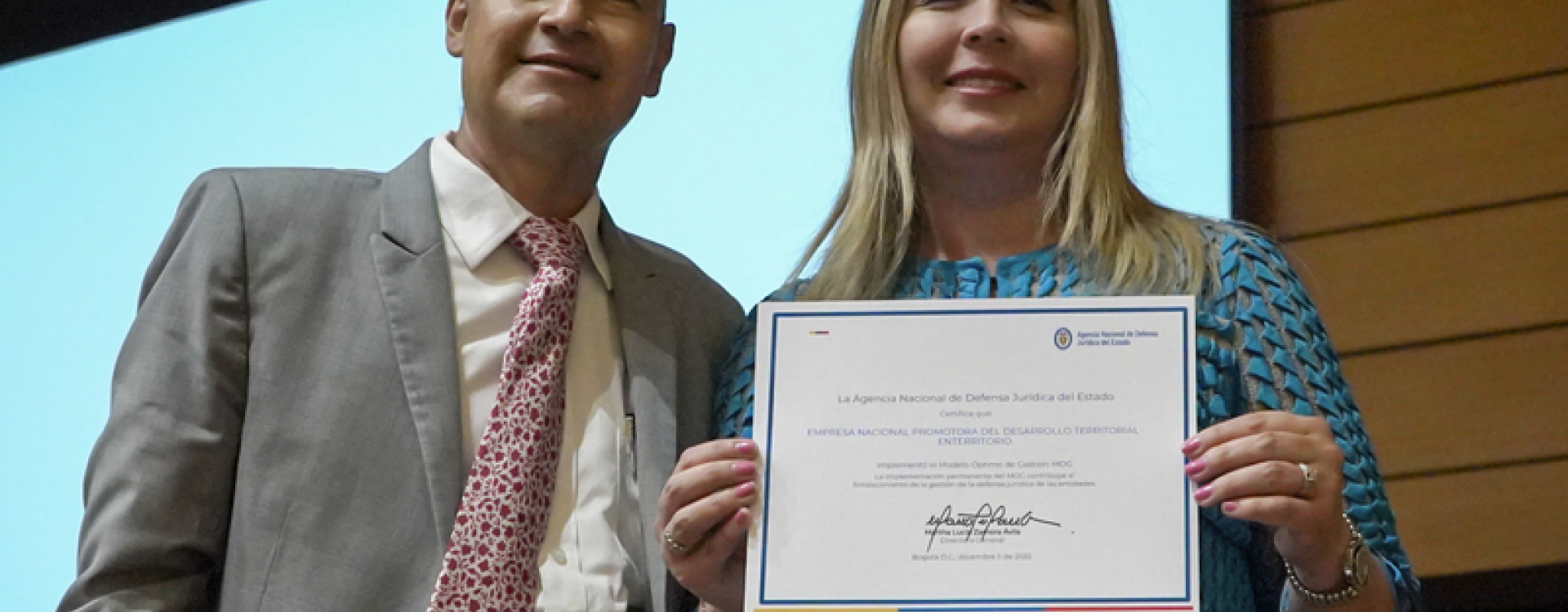 Funcionarios de la entidad recibiendo la certificación