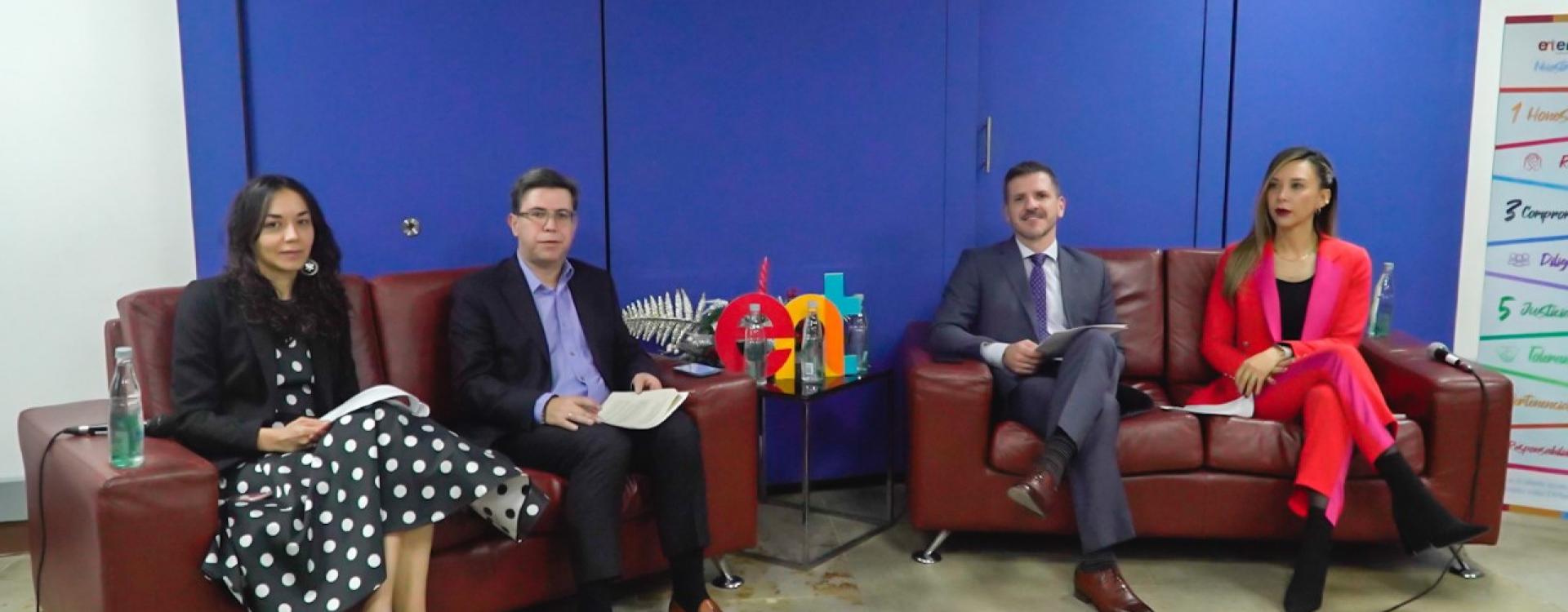 Mesa de los participantes