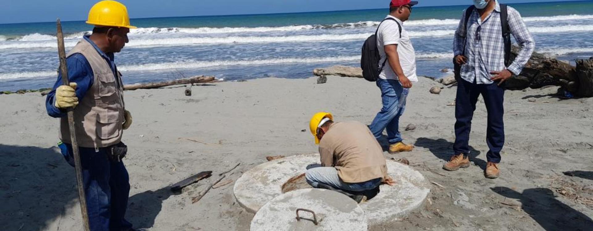 Trabajadores en la playa de Moñitos