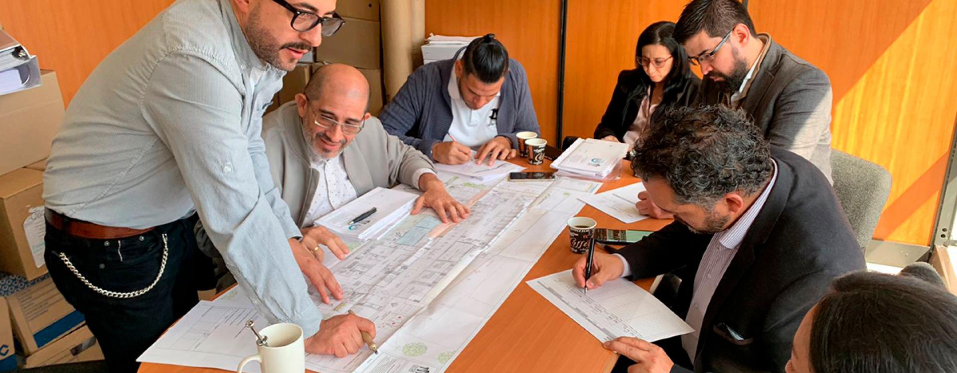 Imagen de funcionarios revisando un plano