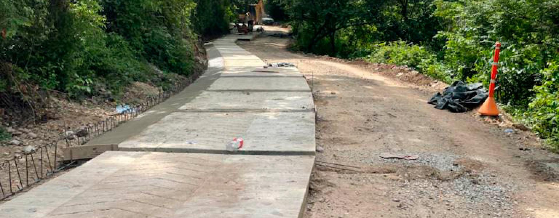 Imagen de una vía siendo pavimentada.