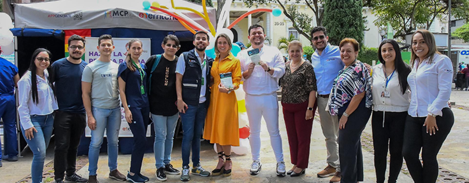 Gerente general acompañada de otras personas asistentes.