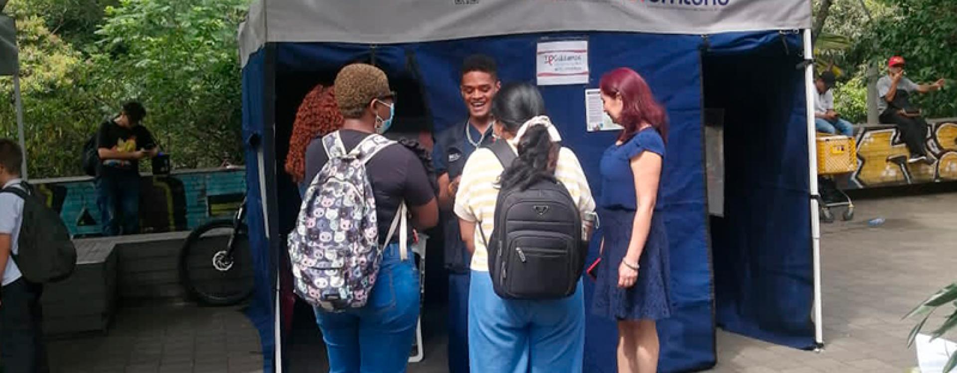 Stand de ENTerritorio "Te cuidamos" en las calles de Medellín.