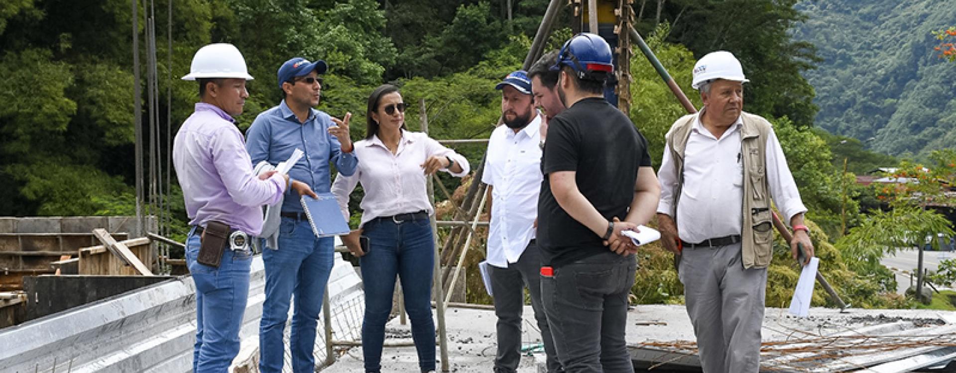 Equipo de ET hablando en la obra.