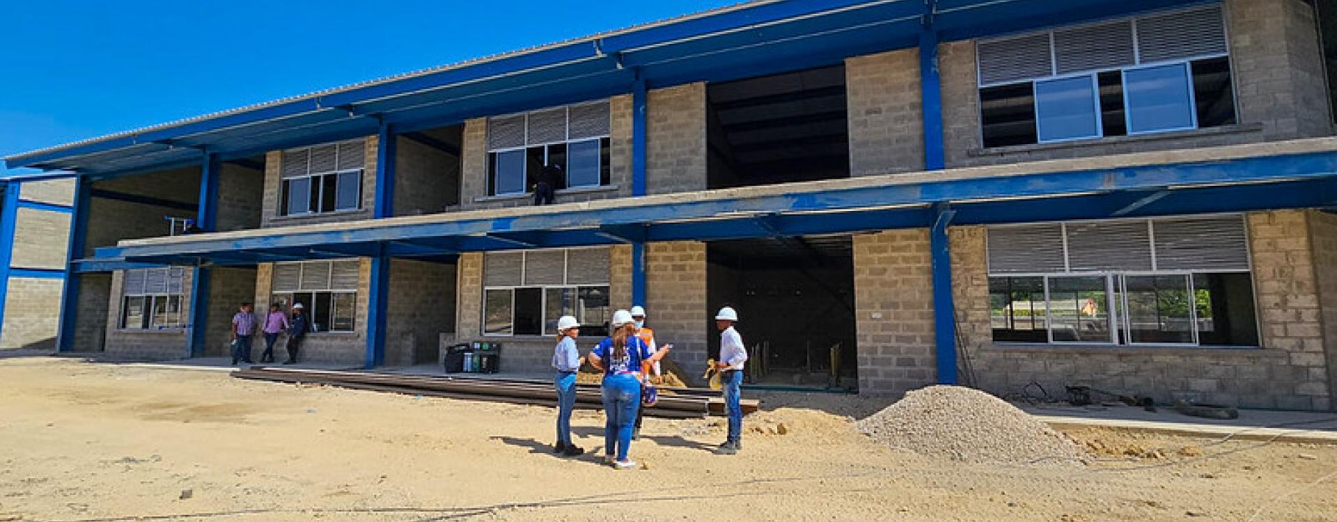 Avanzan obras que fortalecerán la educación y el saneamiento básico en tres municipios de Bolívar