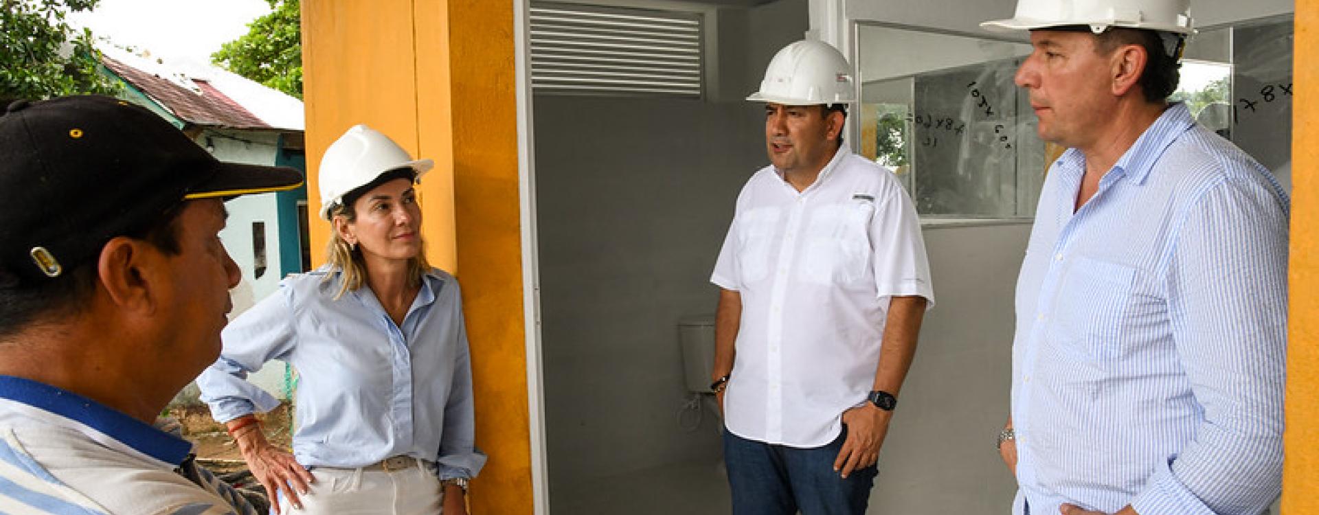 Presidente ENTerritorio recibiendo reporte de equipo en las instalaciones de un proyecto de construcción.