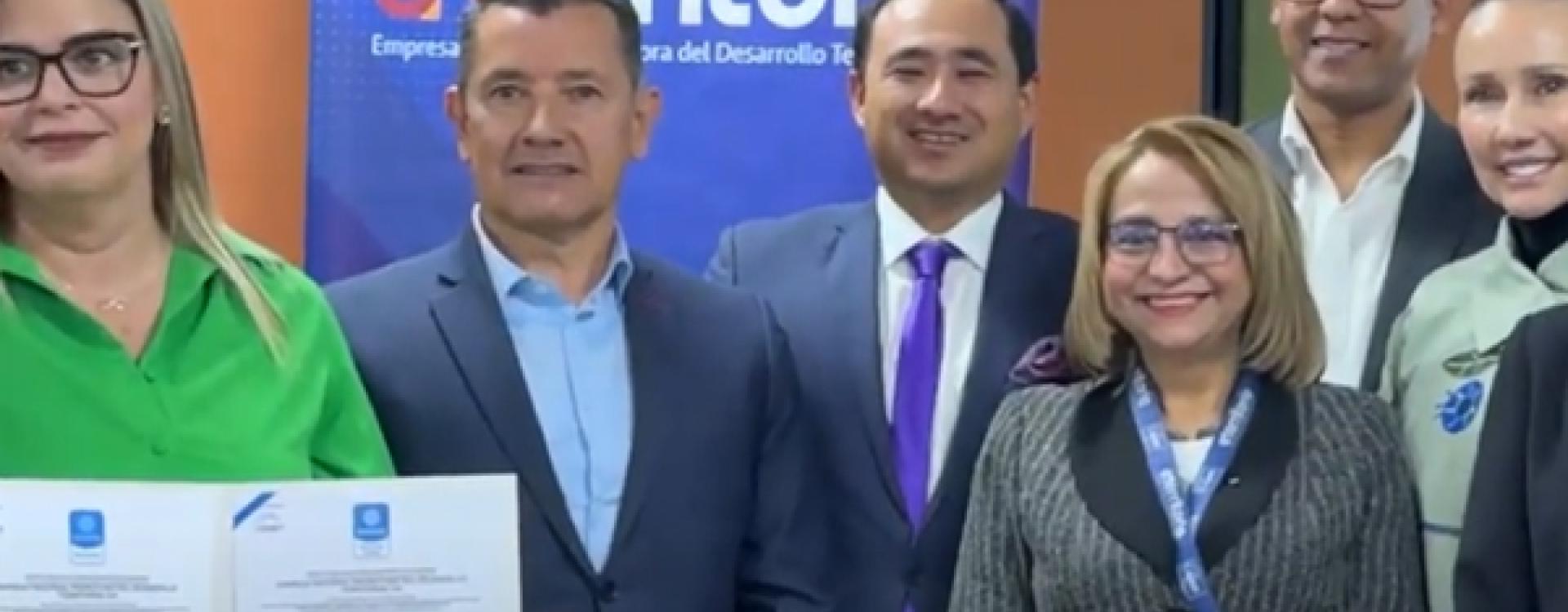 Equipo de la entidad con las certificaciones