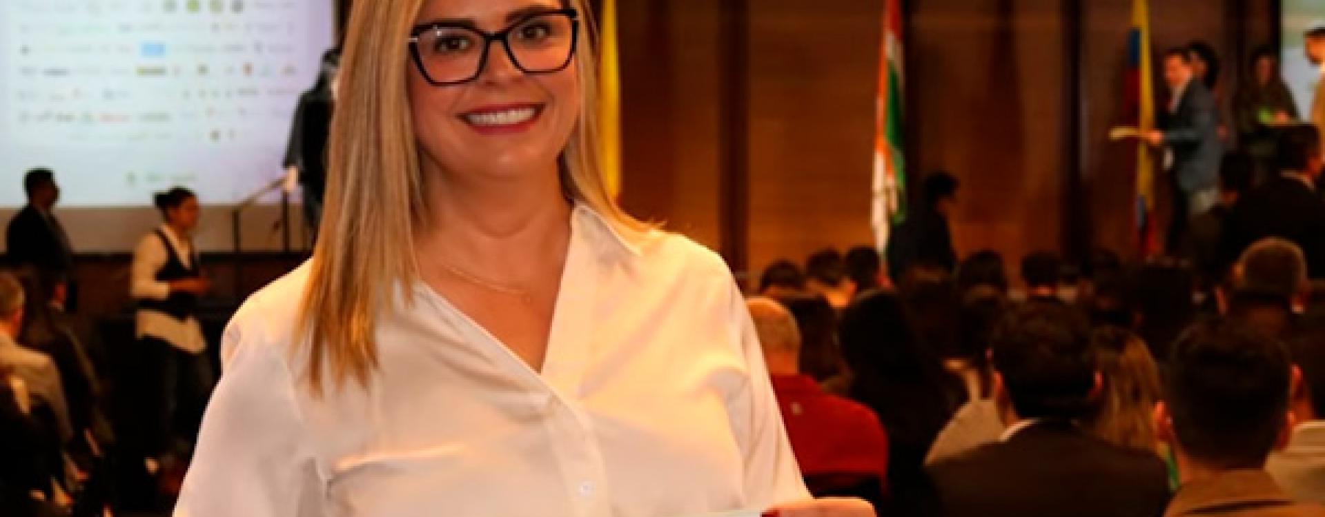 Funcionaria recibiendo el premio PREAD.