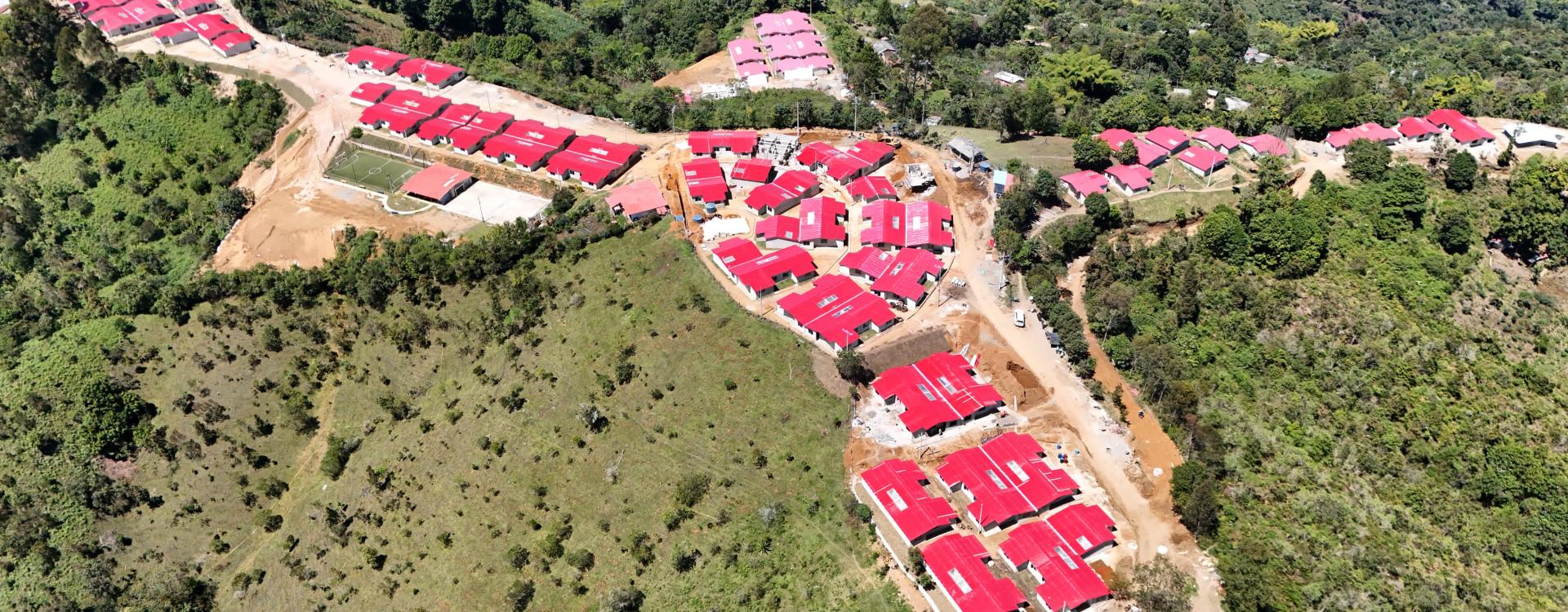 Vista árerea de la ciudadela de casas de techos rojos sobre la montaña.