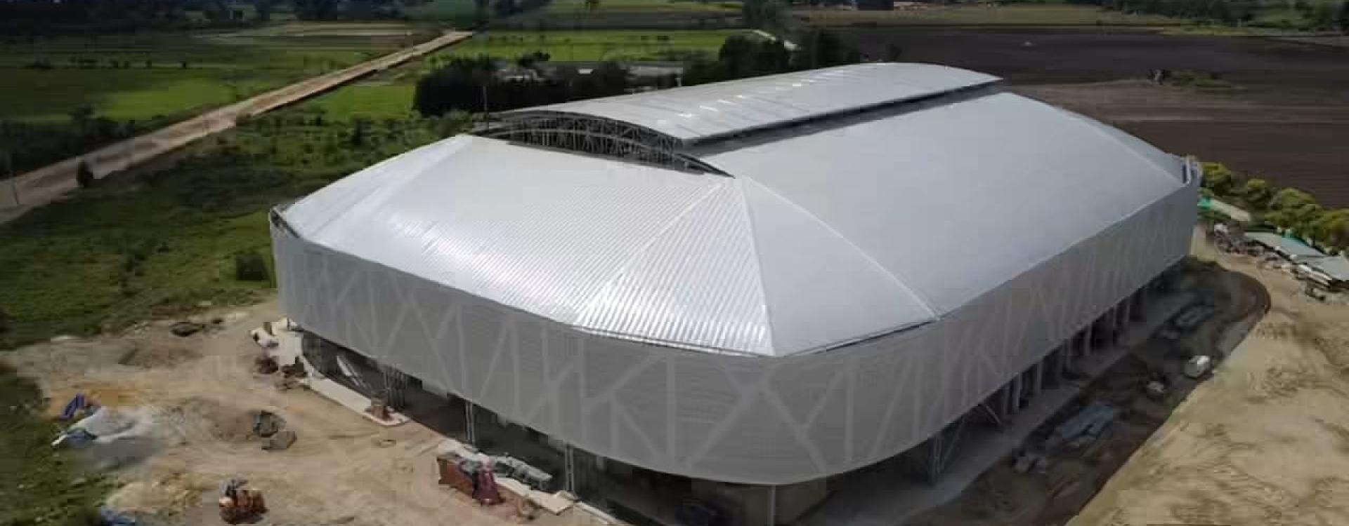 Vista del coliseo con diseño futurista en metal en construcción