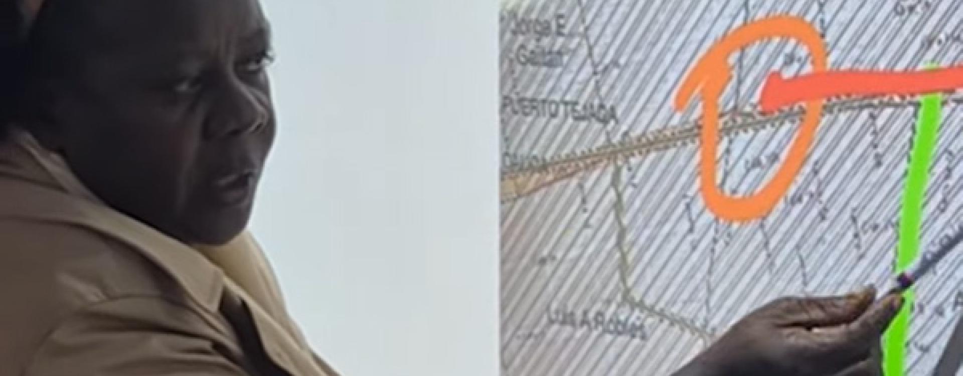 Mujer señalando algunos sectores en un mapa.