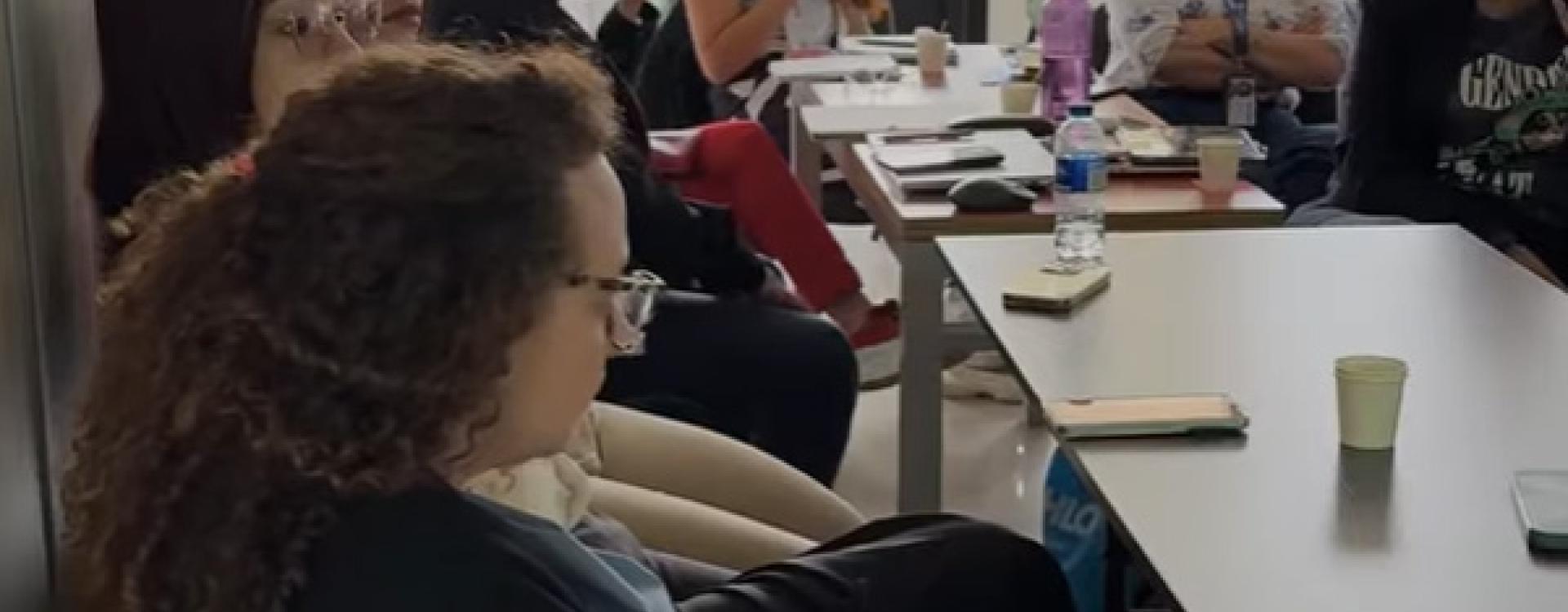 Personas reunidas en una sesión.