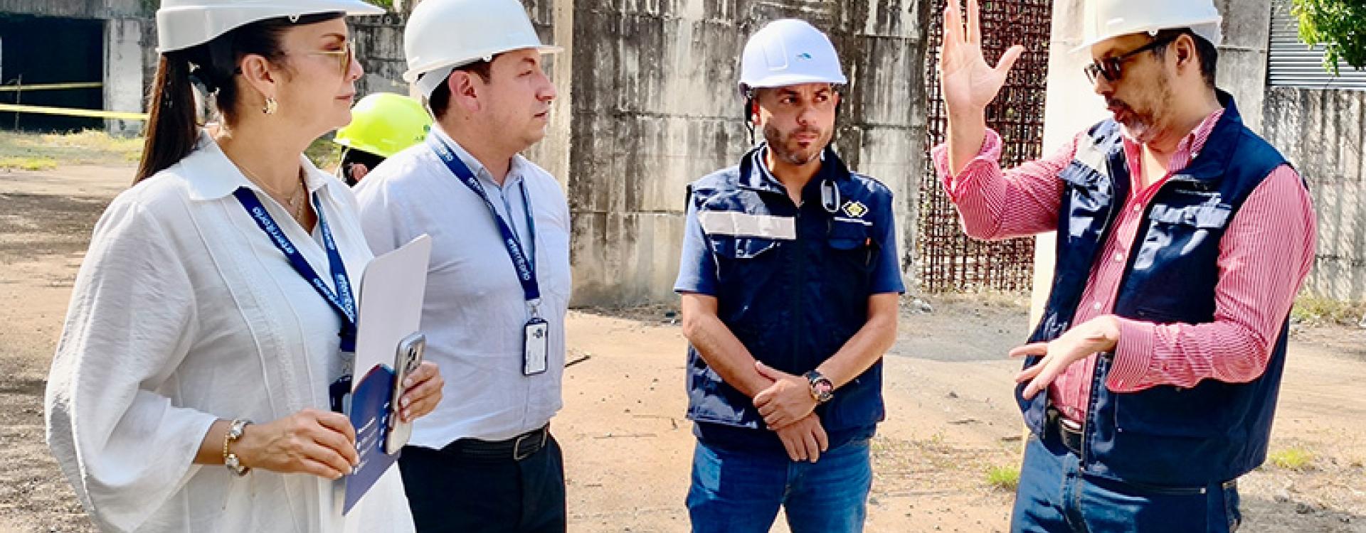 Funcionarios de ET conversando en el lugar de la obra.