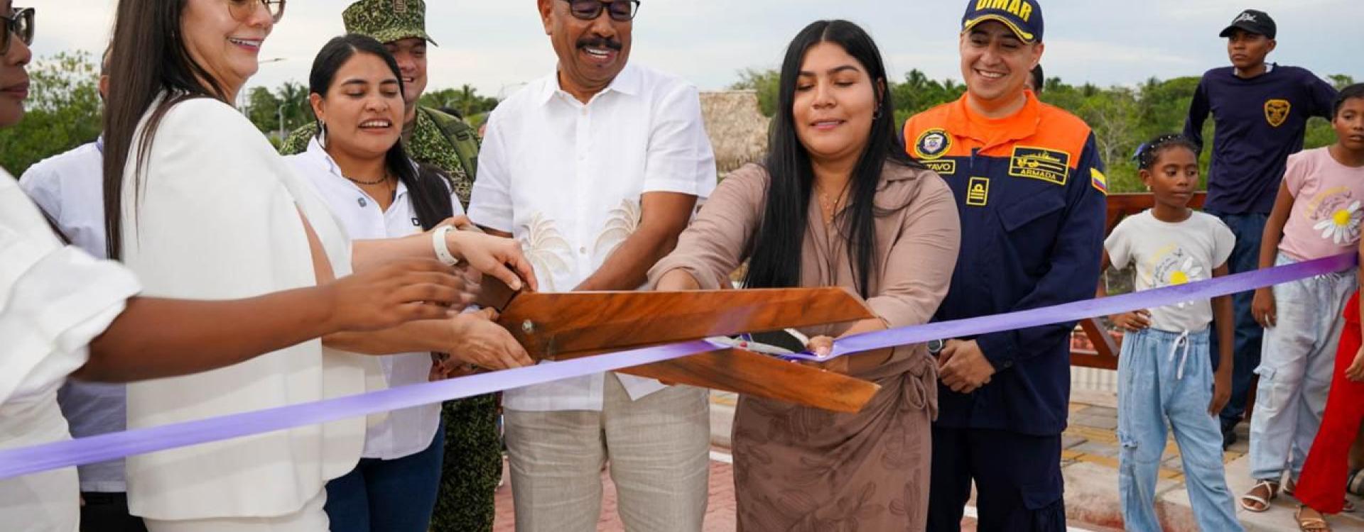 Funcionarios cortando cinta de entrega del Malecón.