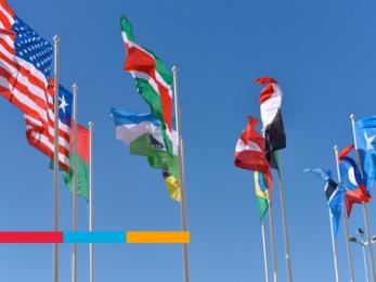 Banderas de diversos países ondeando