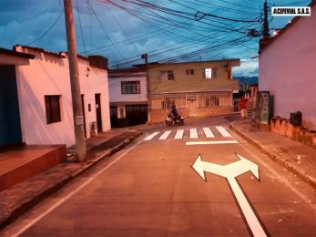 Imagen de una intersección vial con zebra e indicaciones de giro