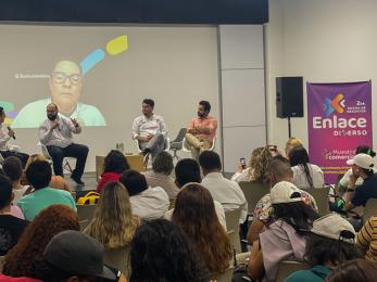 Participantes en un panel de expertos.