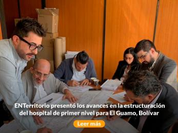 Imagen de funcionarios revisando un plano