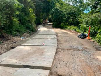 Imagen de una vía siendo pavimentada.