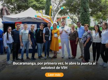 Banner de la gerente general junto a otros asistentes.