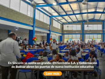 Inaguración de un comedor escolar decorado con decenas de niños.