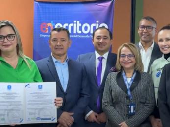 Equipo de la entidad con las certificaciones