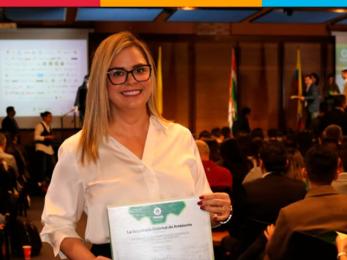 Funcionaria recibiendo el premio PREAD.