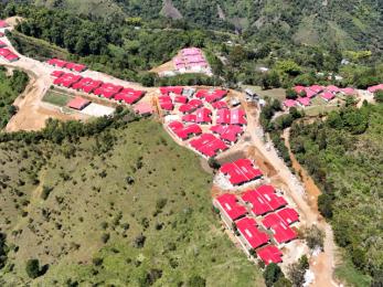 Vista árerea de la ciudadela de casas de techos rojos sobre la montaña.